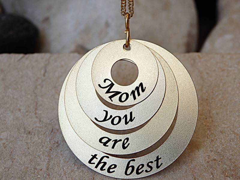 Benutzerdefinierte Gold Mutter Halskette, 4-Stack 14K Mama Du Bist Die Beste, 4 Disc Stamped Halskette Benutzerdefinierte Gold Mutter Halskette, 4-Stack 14K Mama Du Bist Die Beste, 4 Disc Stamped Halskette von rebekajewelry