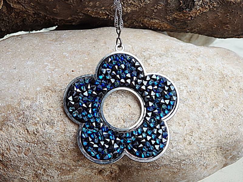 Blaue Blumen-Anhänger-Halskette, Etwas Blau Für Braut. Boho Schmuck, Abgerundeter Anhänger Navy Blue Crystal Rock. Ohrringe Set von rebekajewelry