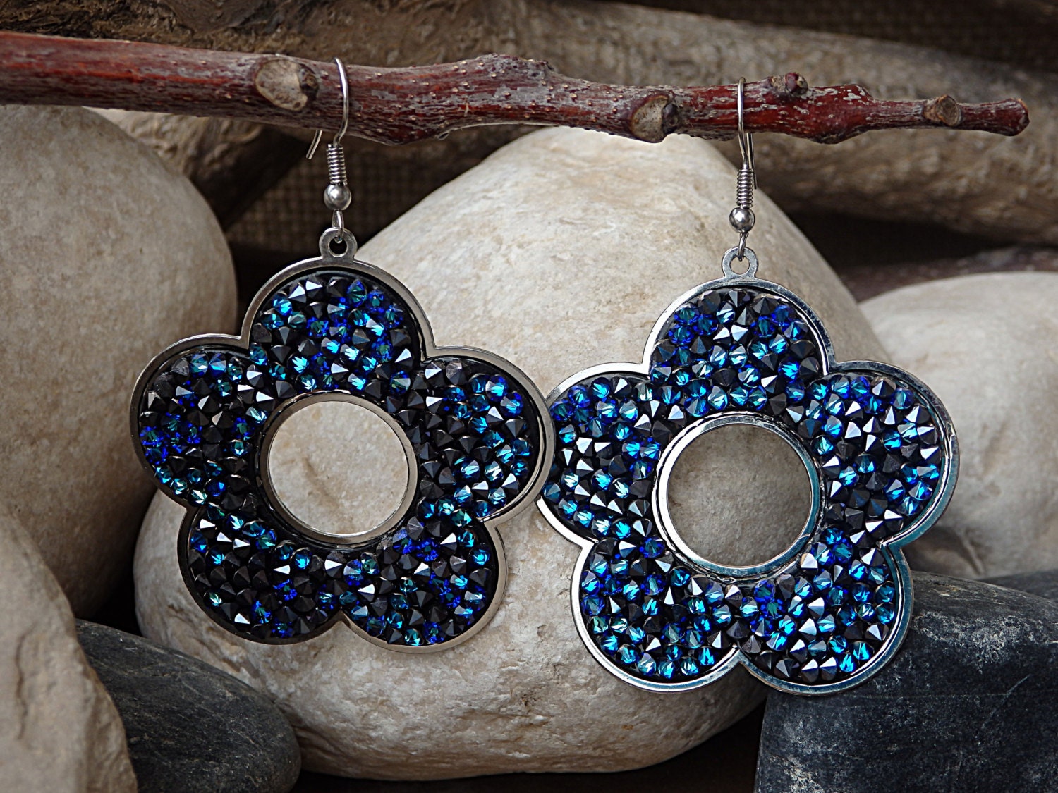 Blaue Ohrringe, Dunkelblaue Marine Crystal Rock Blumen Schmuck, Statement Cocktail Blaue Blume Baumeln Ohrringe Geschenk von rebekajewelry