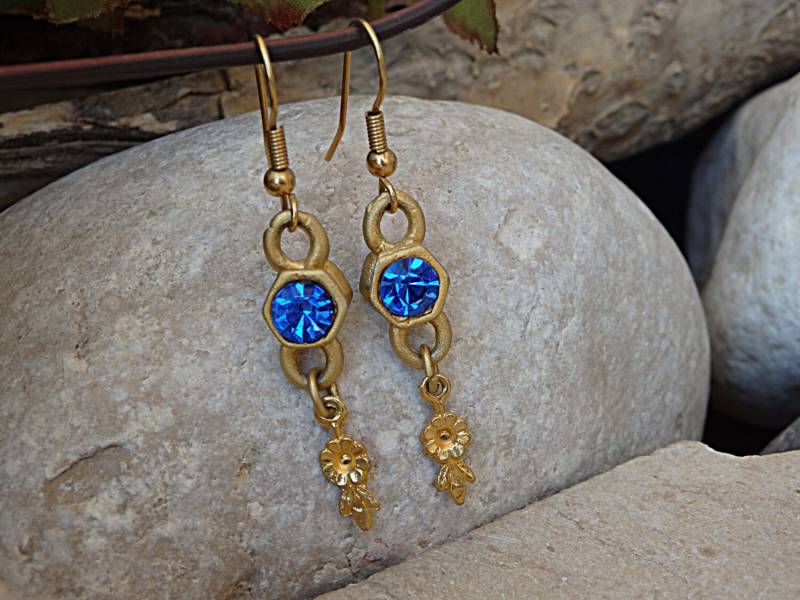 Blaue Ohrringe. Etwas Blaues. Blau Gold Hängeohrringe. Damenohrringe. Saphirkristall Für Sie Blaue Ohrringe. Etwas Blaues. Blau Gold Hängeohrringe. Damenohrringe. Saphirkristall Für Sie von rebekajewelry