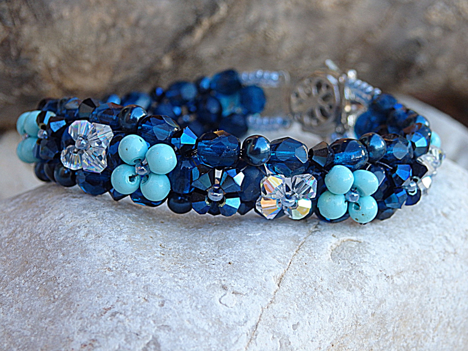Blaue Perlen Armband, Handgemachtes Häkelarmband, Gewebte Schmuck, Kristall Dunkelblau & Türkis Armband von rebekajewelry