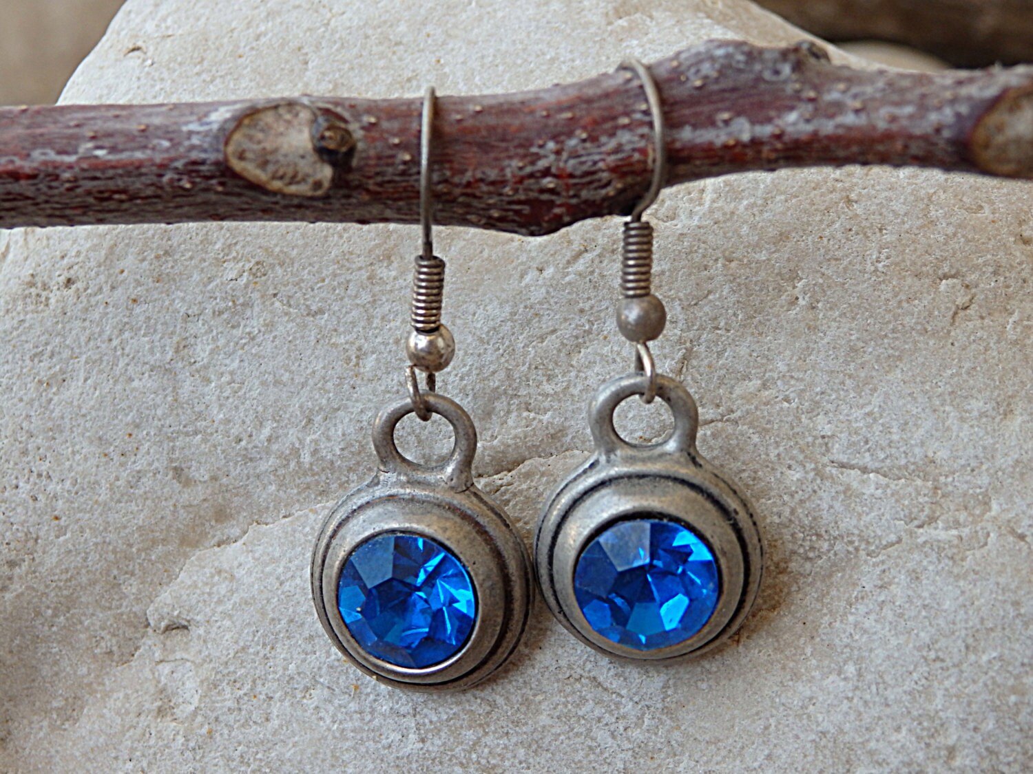 Blaue Strass Ohrringe. Halo Blauer Edelstein Kristall Königsblaue Oxidierte Silber Blau Ohrringe von rebekajewelry