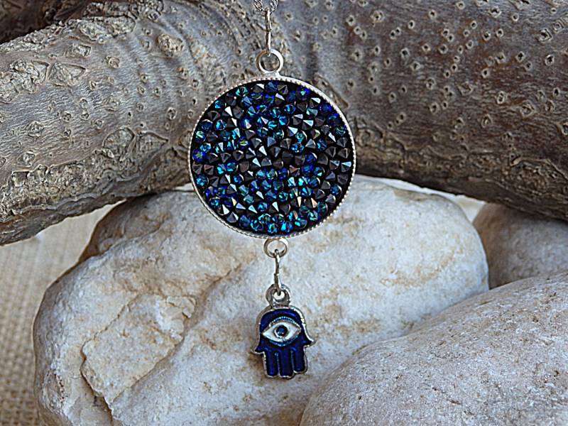 Blau Anhänger Halskette Mit Drop Hamsa, Dark Blue Crystal Rock Halskette, Abgerundeter Navy Glitter Circular von rebekajewelry