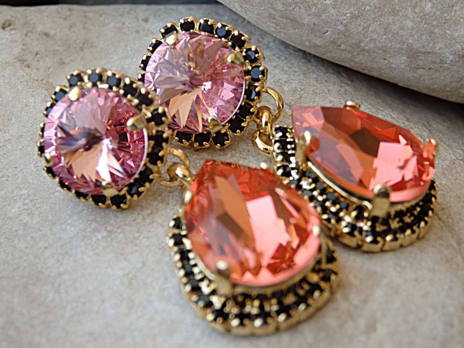 Blush Orange Rosa Chandelier Ohrringe. Brautjungfer Schwarz Gold Geschenk-Ideen-Schmuck Für Ihre Frau von rebekajewelry