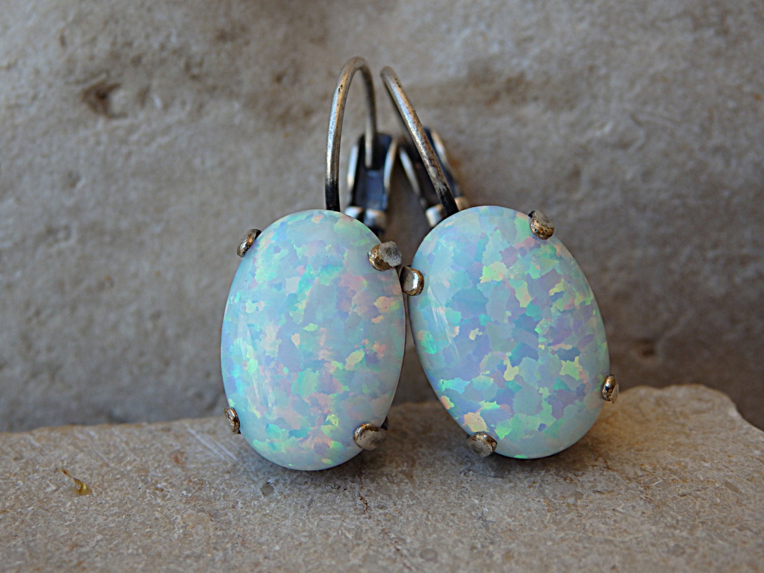 Brautohrringe Weißer Opal Oktober Geburtsstein, Brautjungfer Schmuck von rebekajewelry