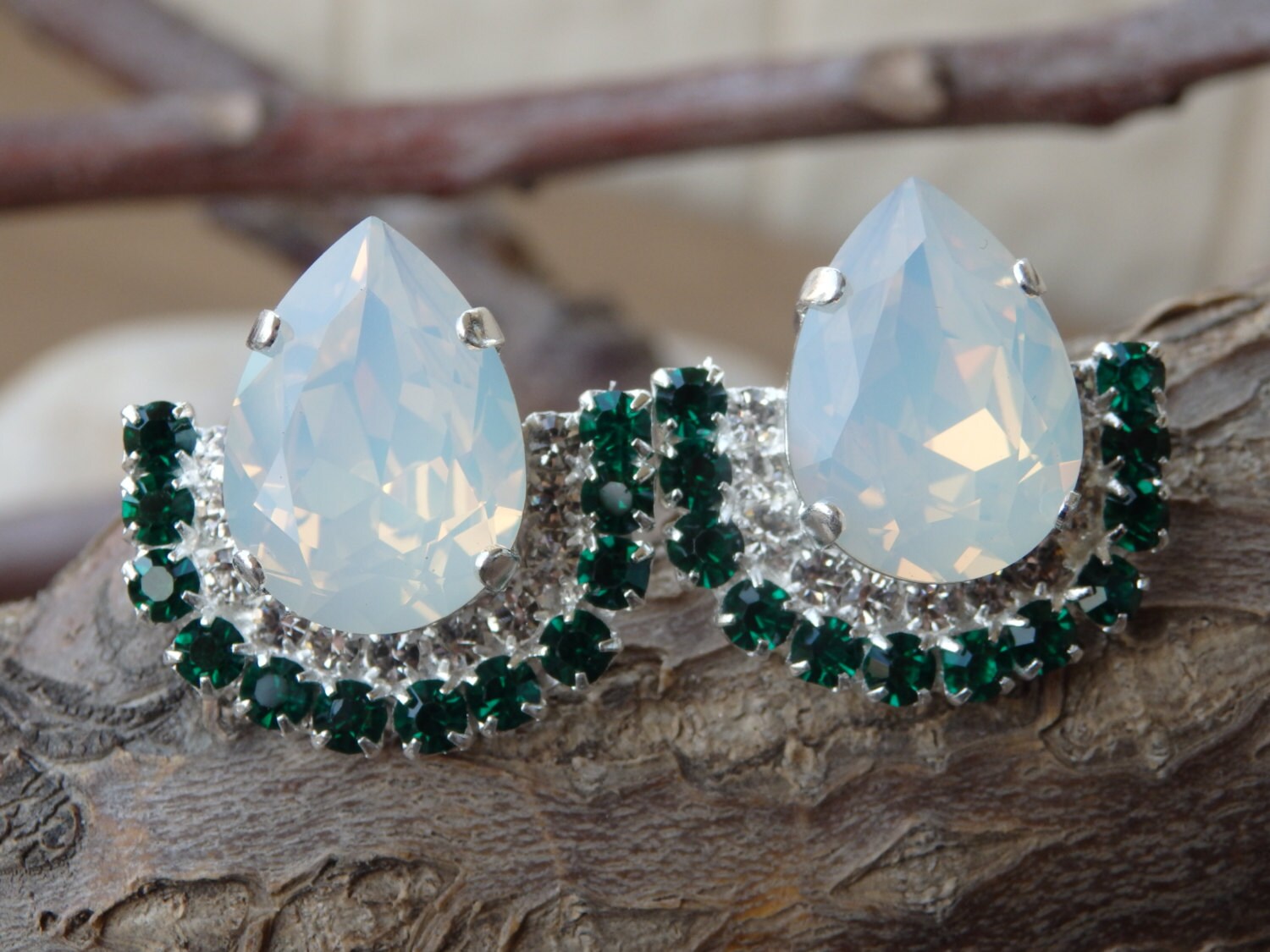 Braut Weißer Opal Ohrstecker. Silber Weiß Grün Ohrringe. Tropfen-Form-Bolzen-Ohrringe. Tropfen Weiße Ohrringe von rebekajewelry