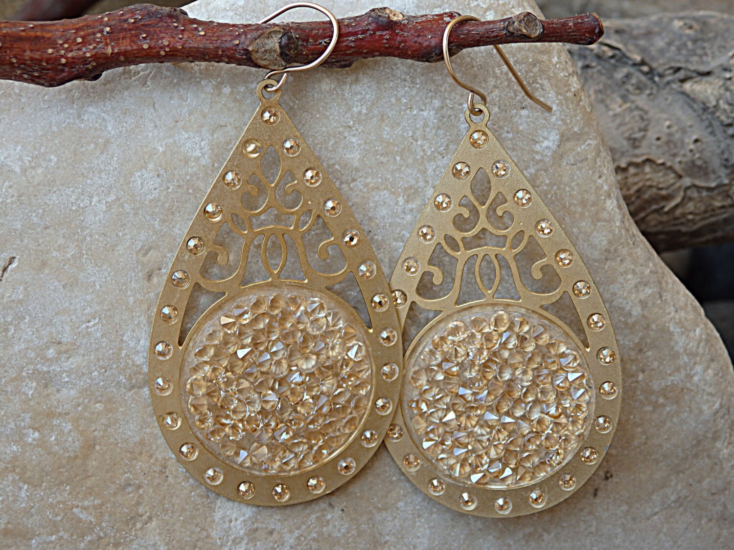 Gold Filigree Teardrop Ohrringe Champagner Crystal Light Weight Ohrringe von rebekajewelry