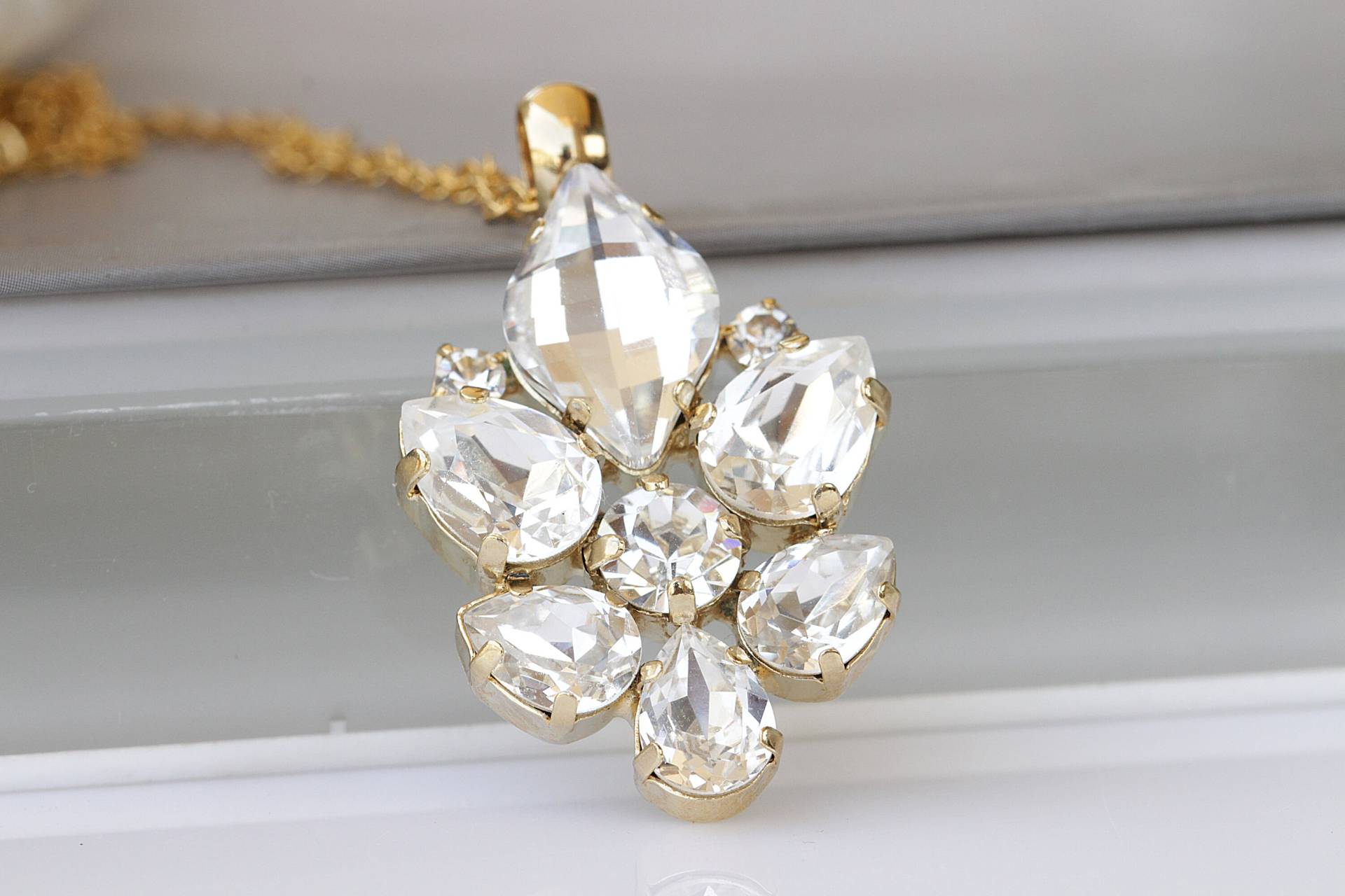 Clear Cluster Anhänger, Hochzeitshalskette, Anhänger, Brautschmuck, Funkelnde Halskette, Goldkristallkette, Halskette Für Die Braut Clear Cluster Anhänger, Hochzeitshalskette, Anhänger, Brautschmuck, Funkelnde Halskette, Goldkristallkette, Halskette Für Die Braut von rebekajewelry