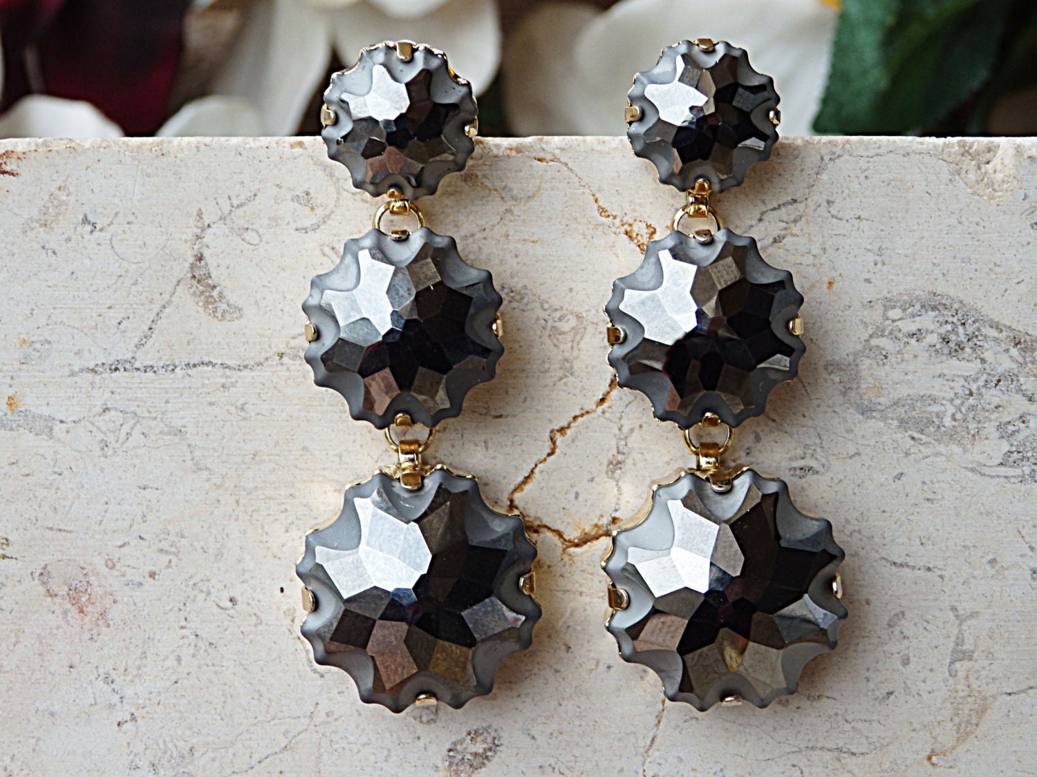 Dunkelgraue Steinohrringe. Lange Baumelnde Ohrringe. Kaskaden Brautjungfer Kronleuchter Ohrringe von rebekajewelry