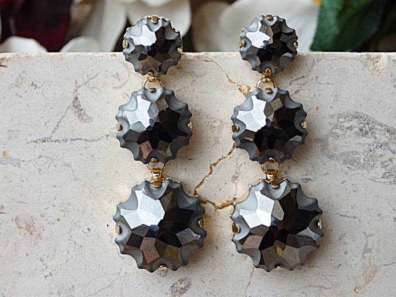 Dunkelgraue Steinohrringe. Lange Baumelnde Ohrringe. Kaskaden Brautjungfer Kronleuchter Ohrringe von rebekajewelry