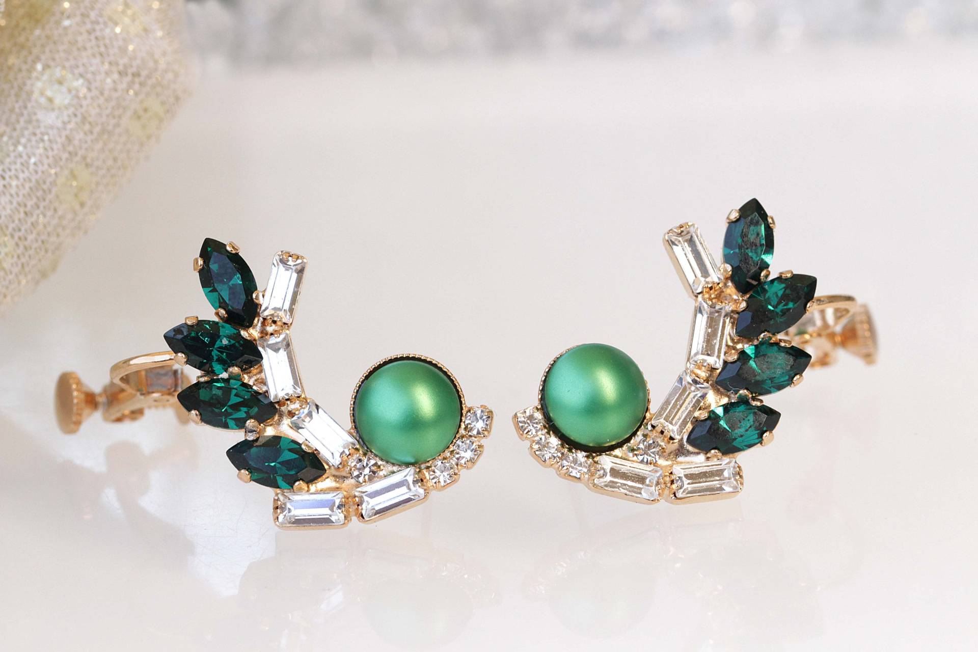 Emerald Ohrringe, Ohrstiftohrringe, Ohr Kletterer Ohrringe, Perle Braut Krabbler Grüne Trendy Ohrring von rebekajewelry