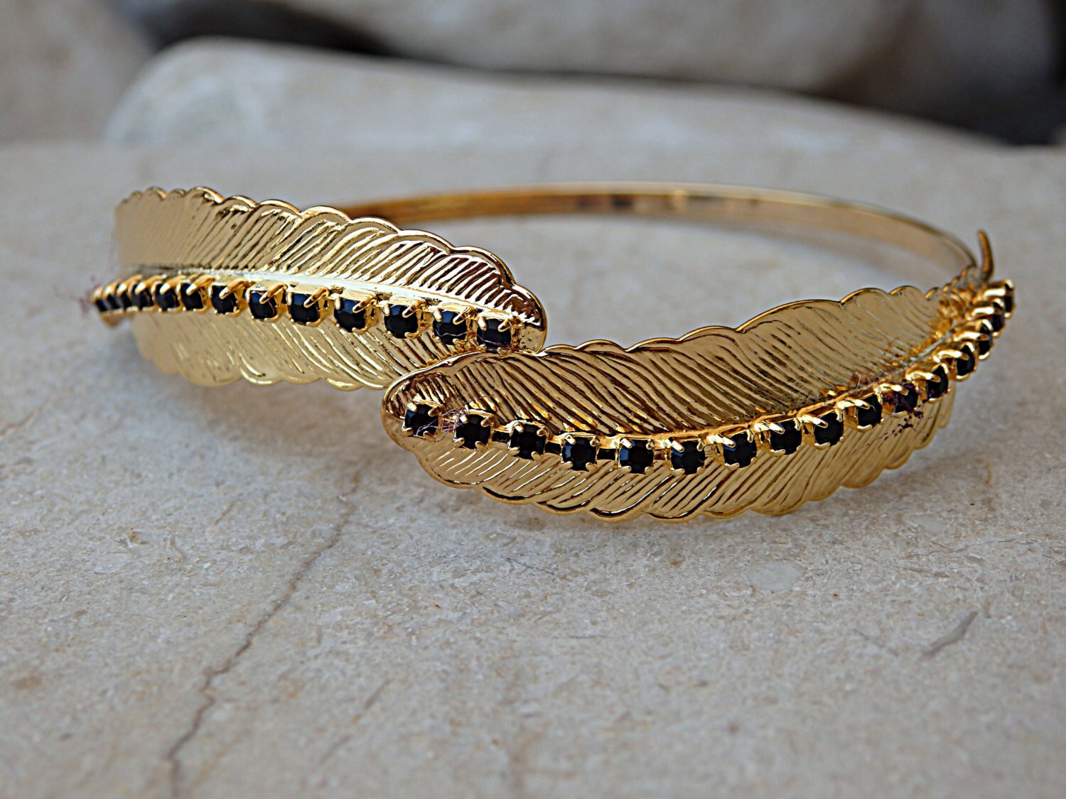 Gold Feder Manschette Armband Schwarzer Kristall Blatt Schmuck von rebekajewelry