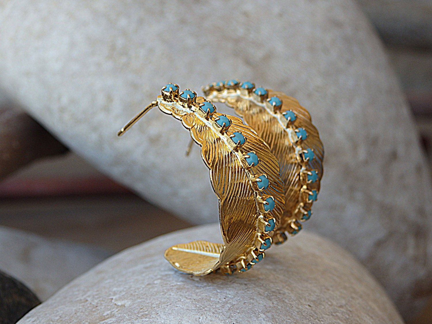 Feder Creolen, Gold Türkis Ohrringe, Creolen Schmuck von rebekajewelry