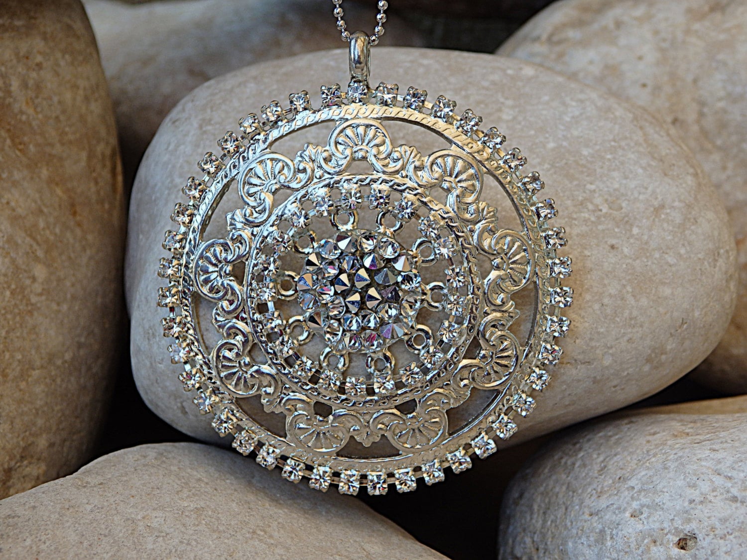Filigrane Kristall Anhänger Halskette, Silber Runde Edelstein von rebekajewelry