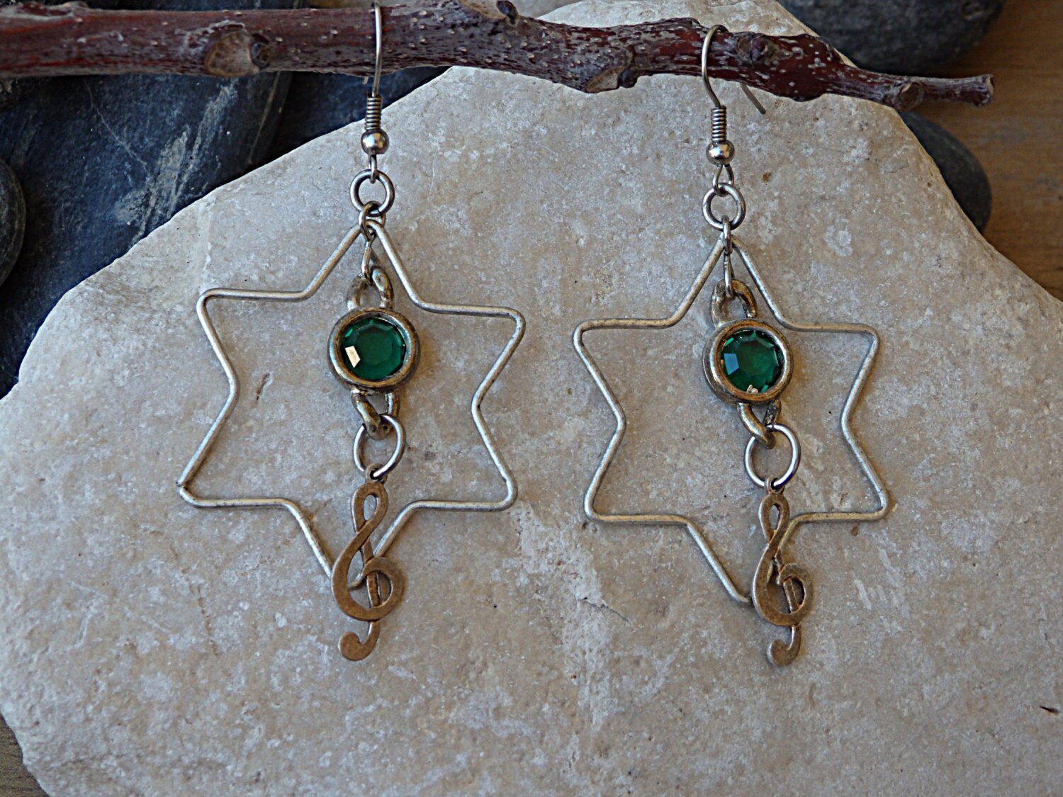 G-Notenschlüssel Violinschlüssel Ohrringe, Silberne Sternohrringe, Smaragdgrüne Sol Schlüsselohrringe, Musikschmuck, Grünes Musikliebhabergeschenk von rebekajewelry