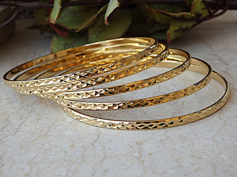 Gehämmertes Gold Filled Stacking Armreifen Armband Set Gehämmertes Gold Filled Stacking Armreifen Armband Set von rebekajewelry