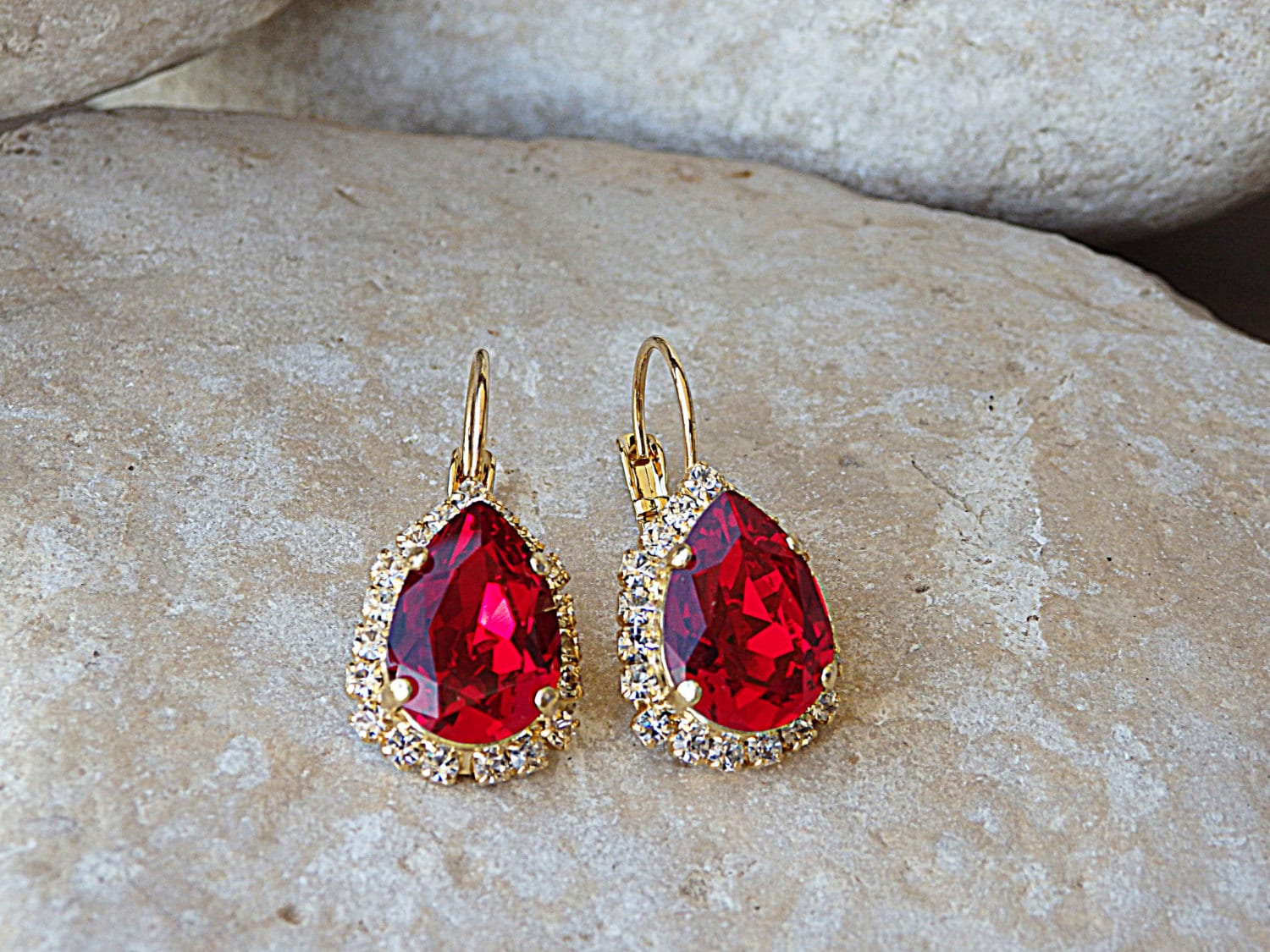 Geschenk Für Sie. Rote Ohrringe, Tear Drop Rubin Crystal Schicke Brautschmuck Rot von rebekajewelry