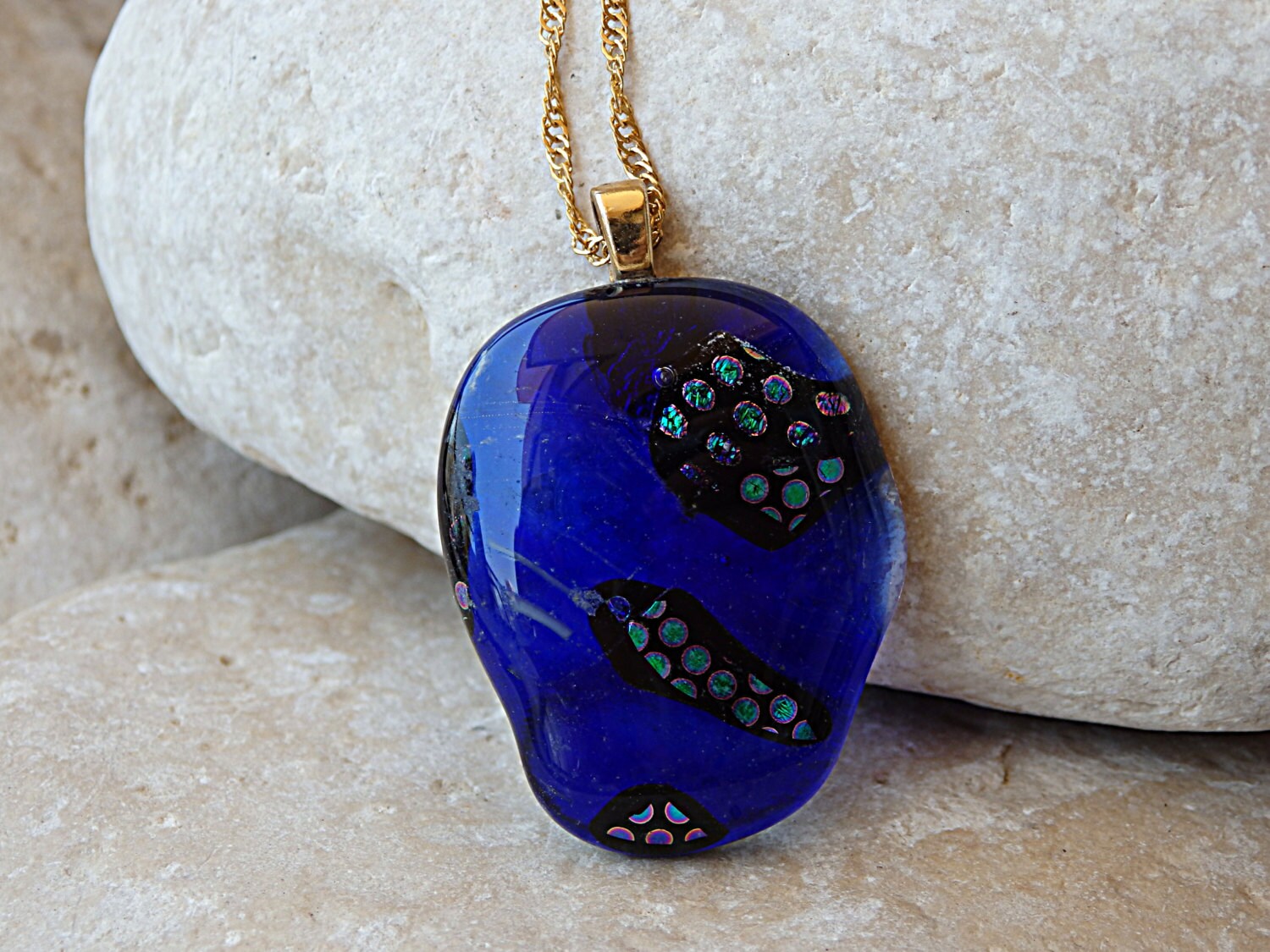 Glas Halskette. Handgefertigte Anhänger. Geschmolzener Glasschmuck. Blaue Muttertagsgeschenk. Handgefertigter Glasschmuck von rebekajewelry