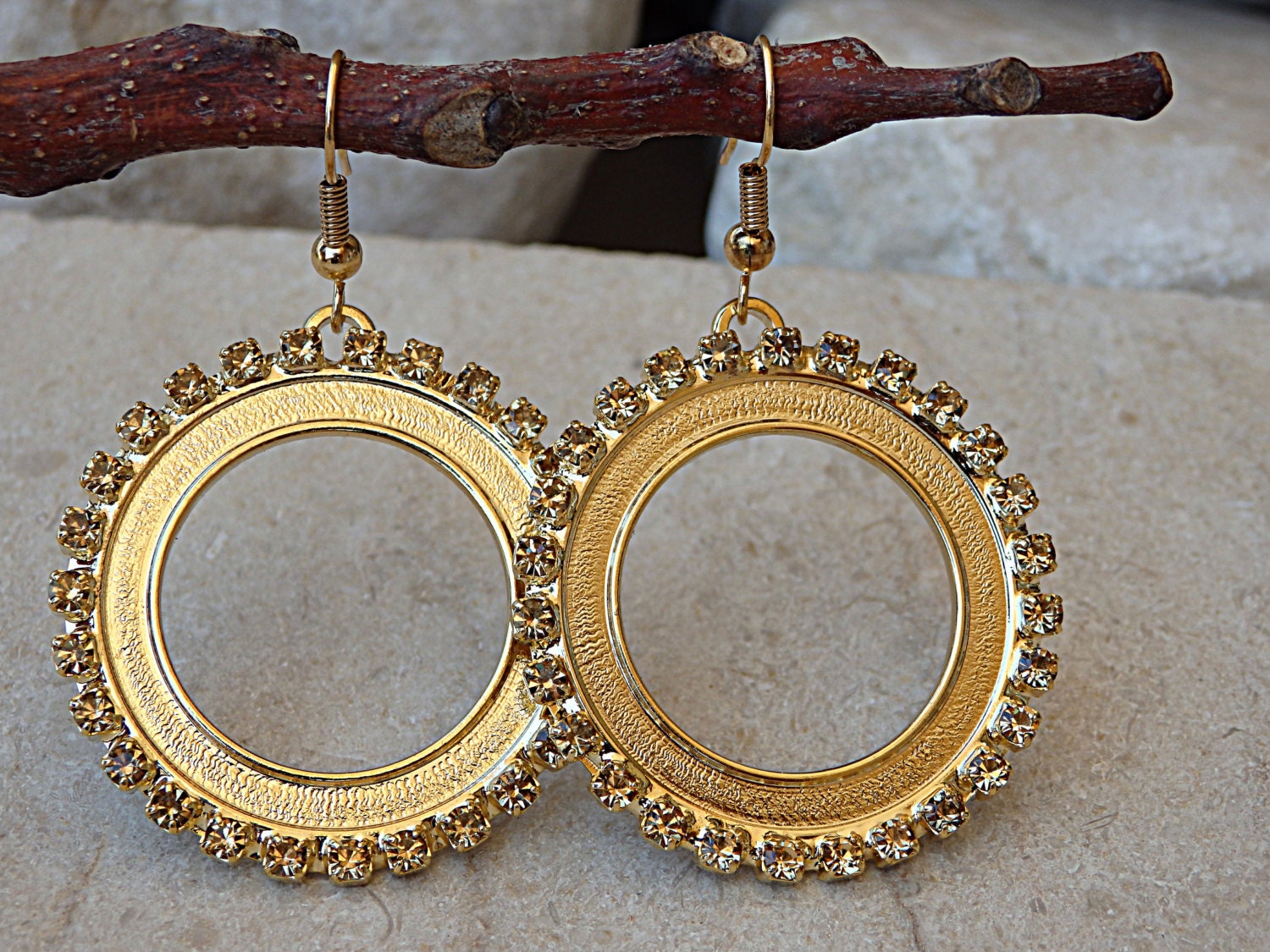 Gold Champagner Kreis Kristalle Ohrringe, Creolen, Hochzeit Hoop Zarte Braut Ohrringe von rebekajewelry