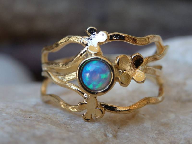 Gold Filled Opal Ring, Familienring, Breiter Opalring, Blauer Schmuck, Blumen Einzigartiger Gedrehter Ring Gold Filled Opal Ring, Familienring, Breiter Opalring, Blauer Schmuck, Blumen Einzigartiger Gedrehter Ring von rebekajewelry