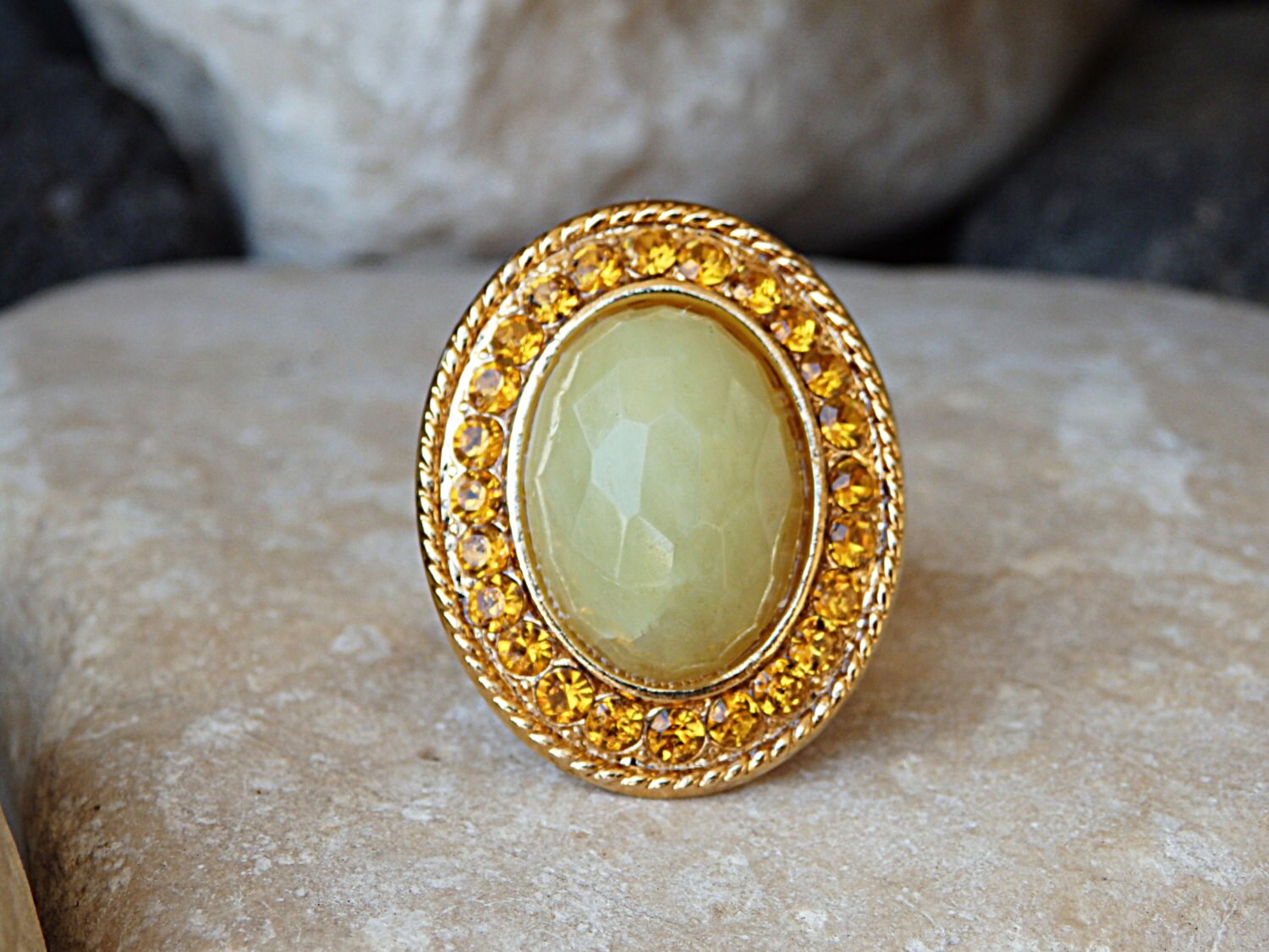 Gold Jade Ring, Verstellbarer Goldring, Oval Gelber Edelstein 24K Vergoldeter Gelbe Offener Vintage Style Ring von rebekajewelry