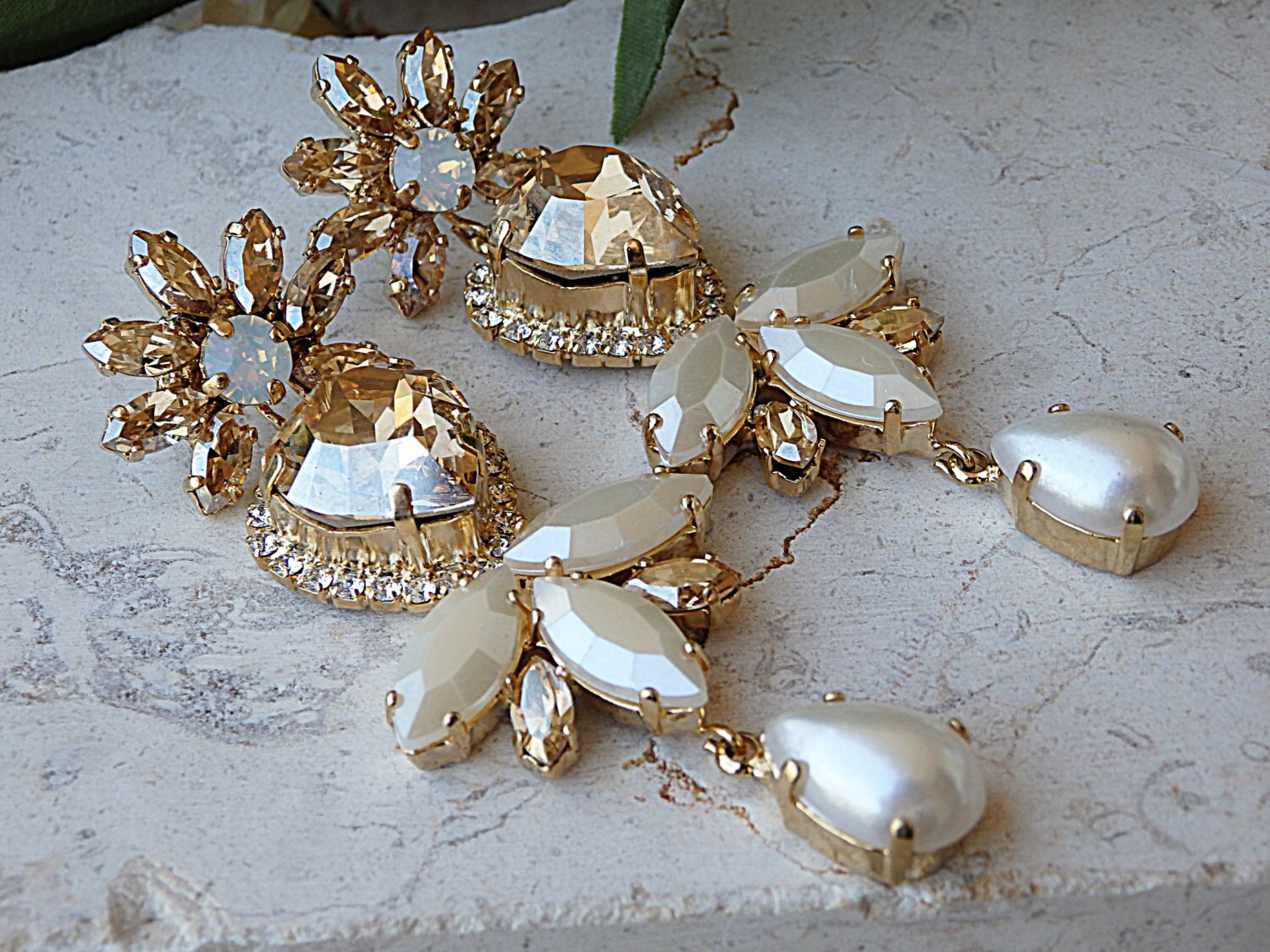 Gold Chandelier Ohrringe Champagne Crystal & Cream Pearl Braut Ohrringe von rebekajewelry