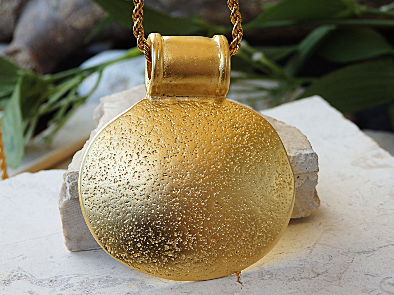 Goldene Statement Kette Mit Großem Ovalen Anhänger von rebekajewelry