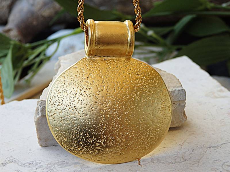 Goldene Statement Kette Mit Großem Ovalen Anhänger von rebekajewelry