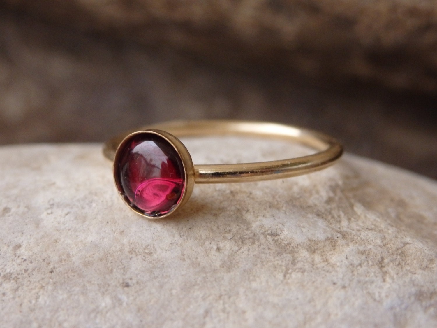 Goldring Mit Granat, Roter Edelstein Ring, Dunkelroter Minimalist Gold Filled Januar Geburtsstein, Stein Ring von rebekajewelry