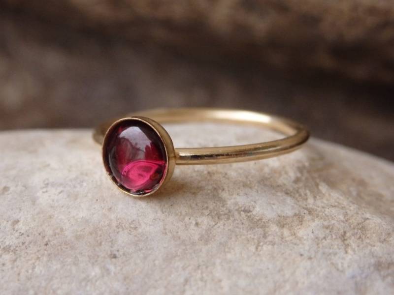 Goldring Mit Granat, Roter Edelstein Ring, Dunkelroter Minimalist Gold Filled Januar Geburtsstein, Stein Ring von rebekajewelry