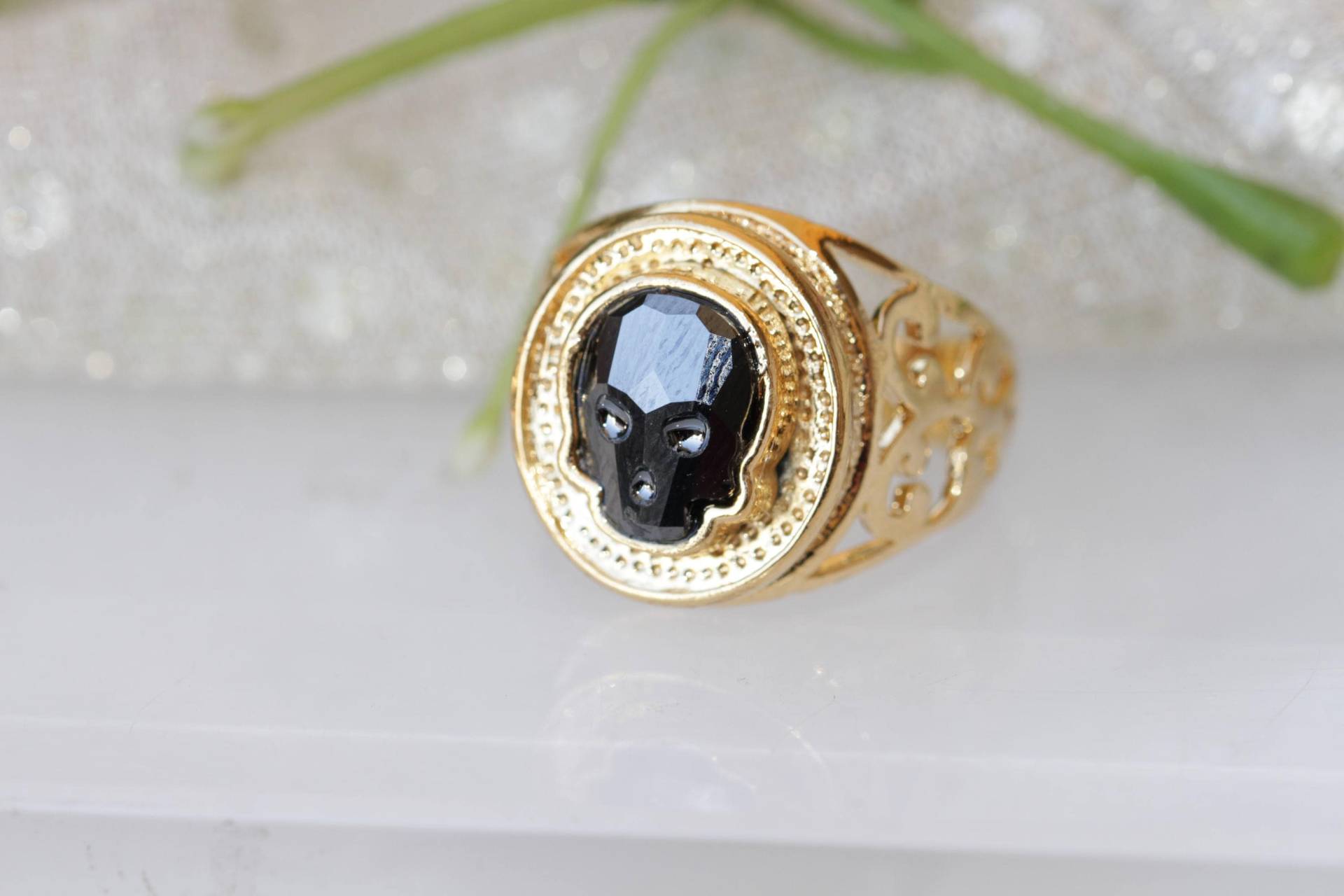 Gothic Totenkopf Ring Grau Kristall, Filigraner Frauenring von rebekajewelry