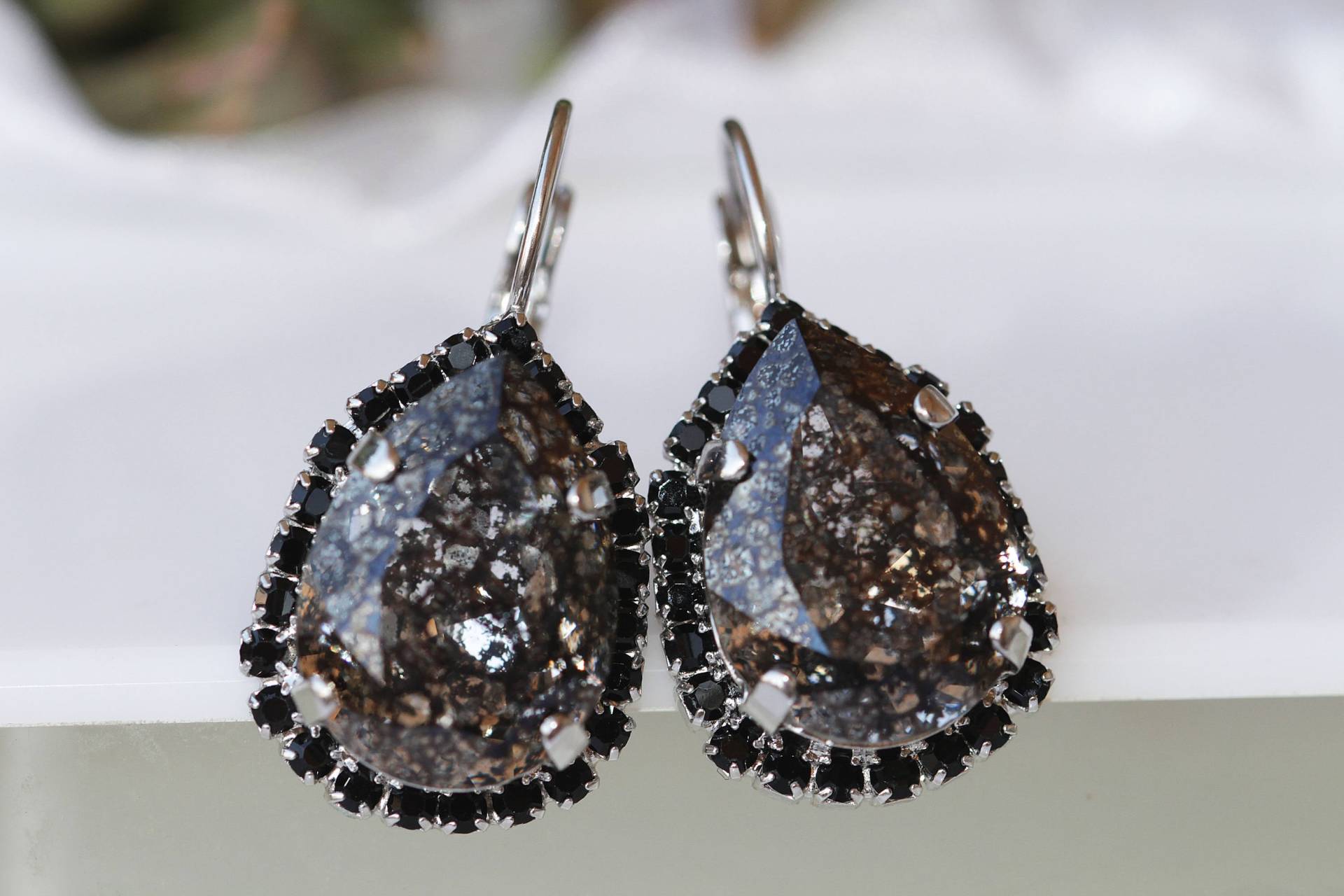 Rauchgraue Kristallohrringe Schwarzer Diamant Ohrringe von rebekajewelry