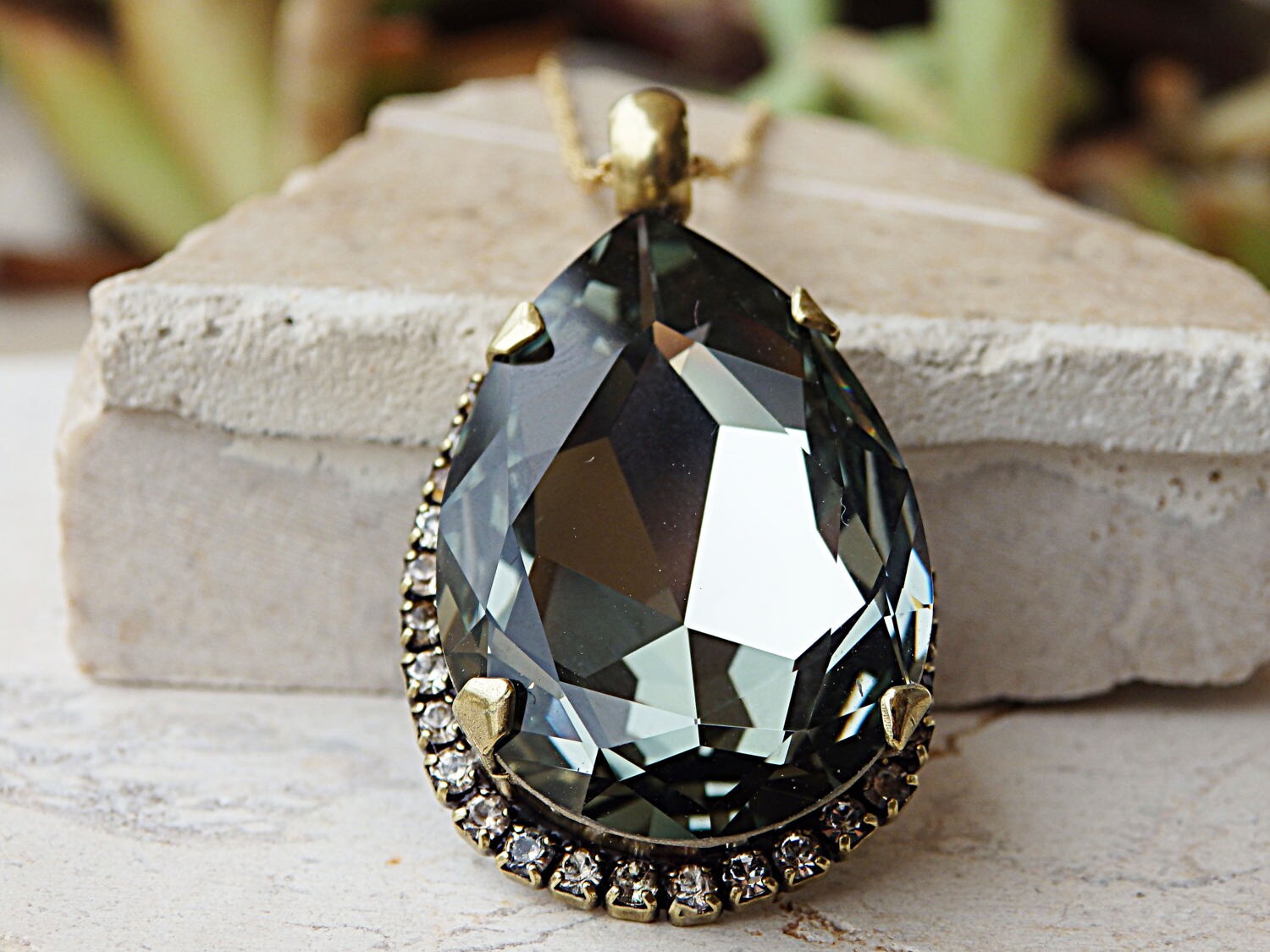 Graue Kristall Teardrop Anhänger Halskette Strass Cocktail Schmuck von rebekajewelry