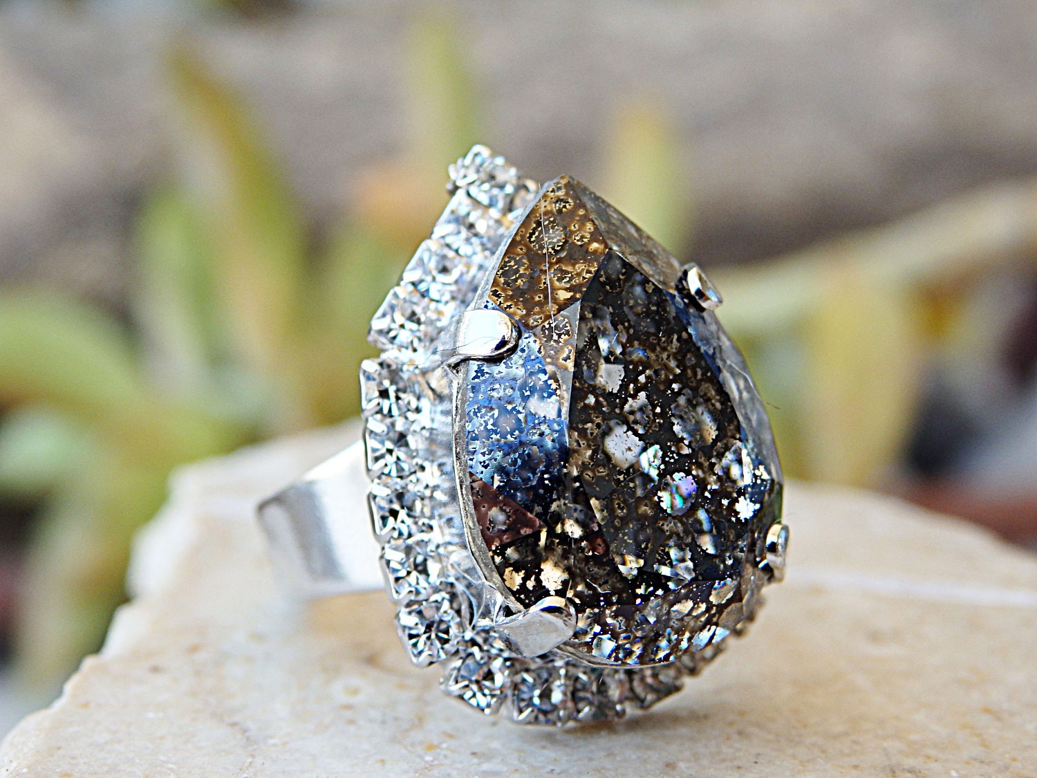 Grauer Ring, Grauer Silber Cocktailring, Einzigartiger Moderne Geschenkring, Echte Kristalle Glamour Tropfen Kristall Ring Geschenk von rebekajewelry