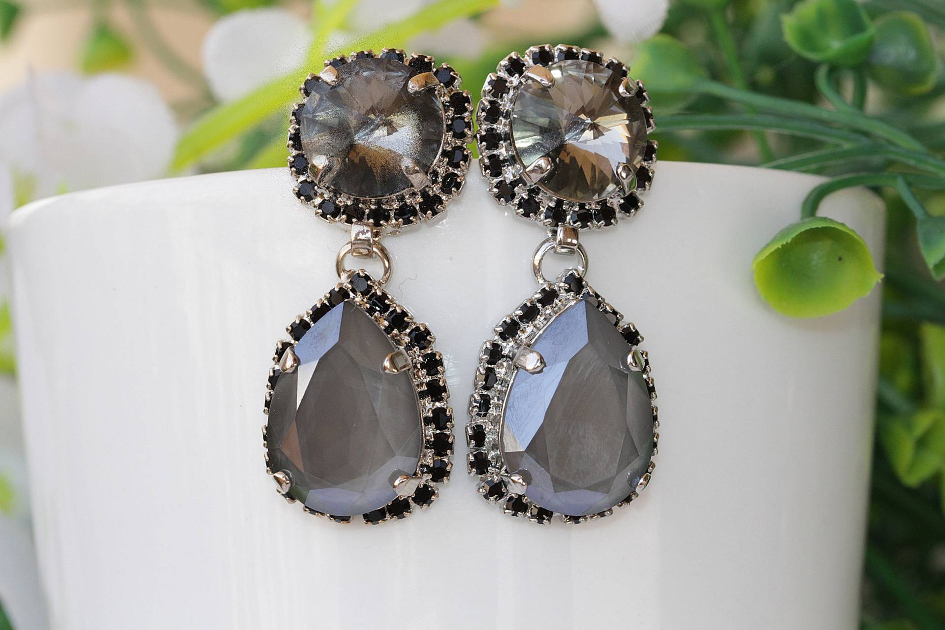 Grau Schwarze Ohrringe, Black Diamond Kronleuchter Ohrring, Ohrringe, Statement Grau Abend Nachlass Ohrring von rebekajewelry