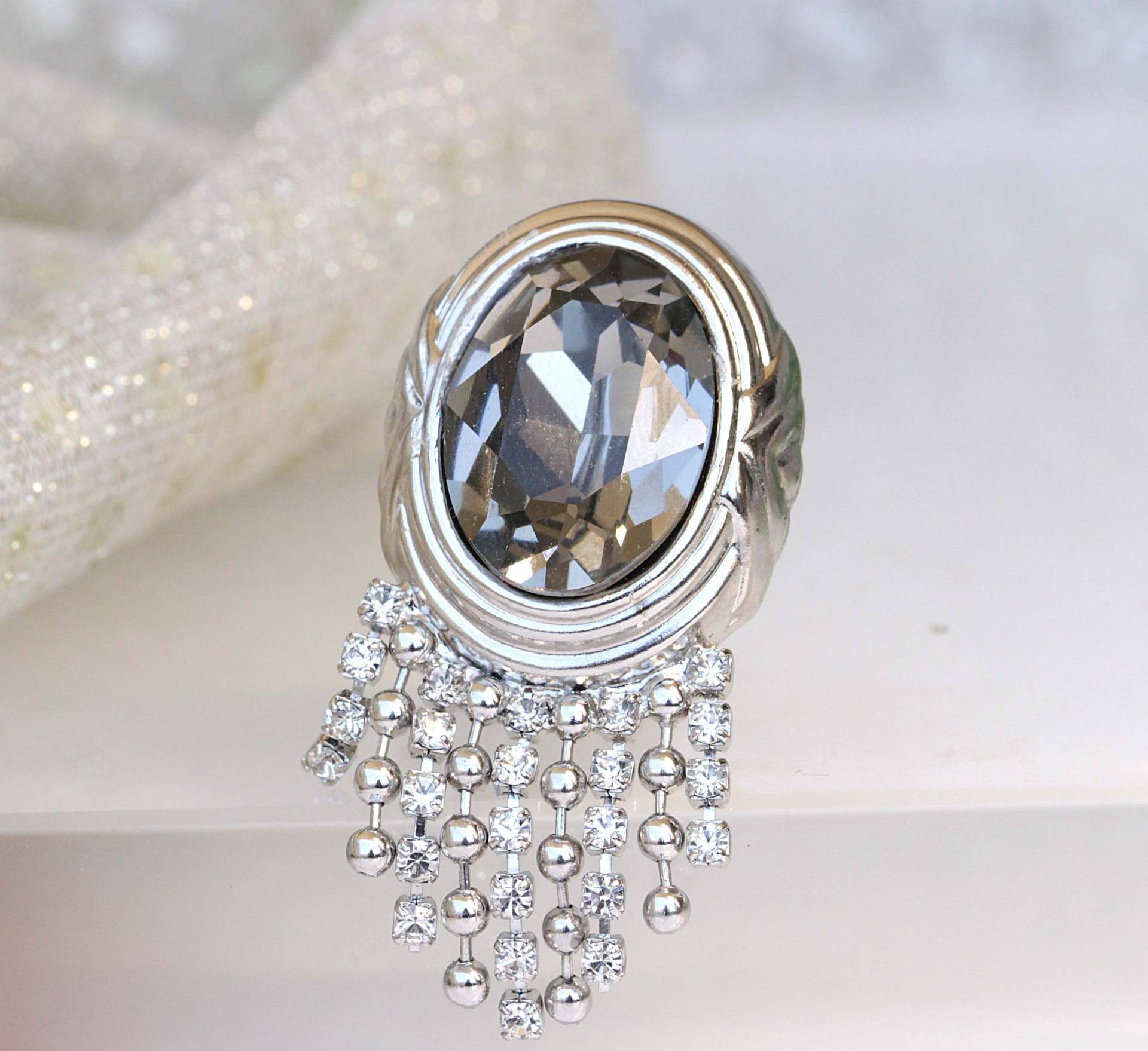Grauer Kristall Quastenring Versilberter Art Deco Cocktailring von rebekajewelry