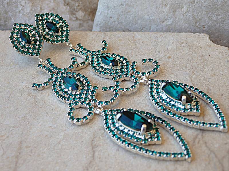 Smaragdgrüne Kronleuchter-Ohrringe Lange Kristallohrringe von rebekajewelry