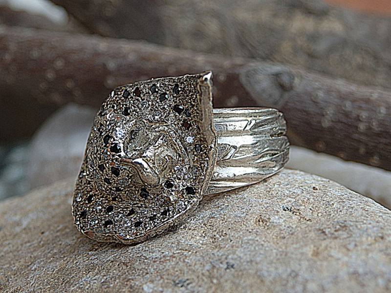 Großer Ring. 925 Sterling Silber Ring Mit Schwarzen Und Weißen Zirkonia Steinen. Blätter Für Sie, Frauen Breiter Abstrakter von rebekajewelry