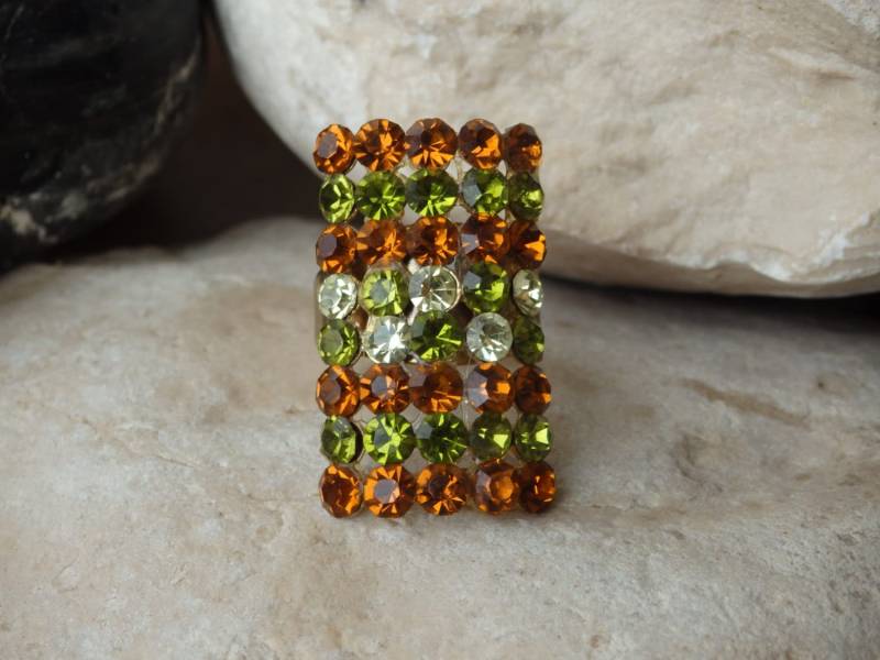 Grün & Braun Kristall Ring, 24K Vergoldet Einstellbar Halo Ring von rebekajewelry