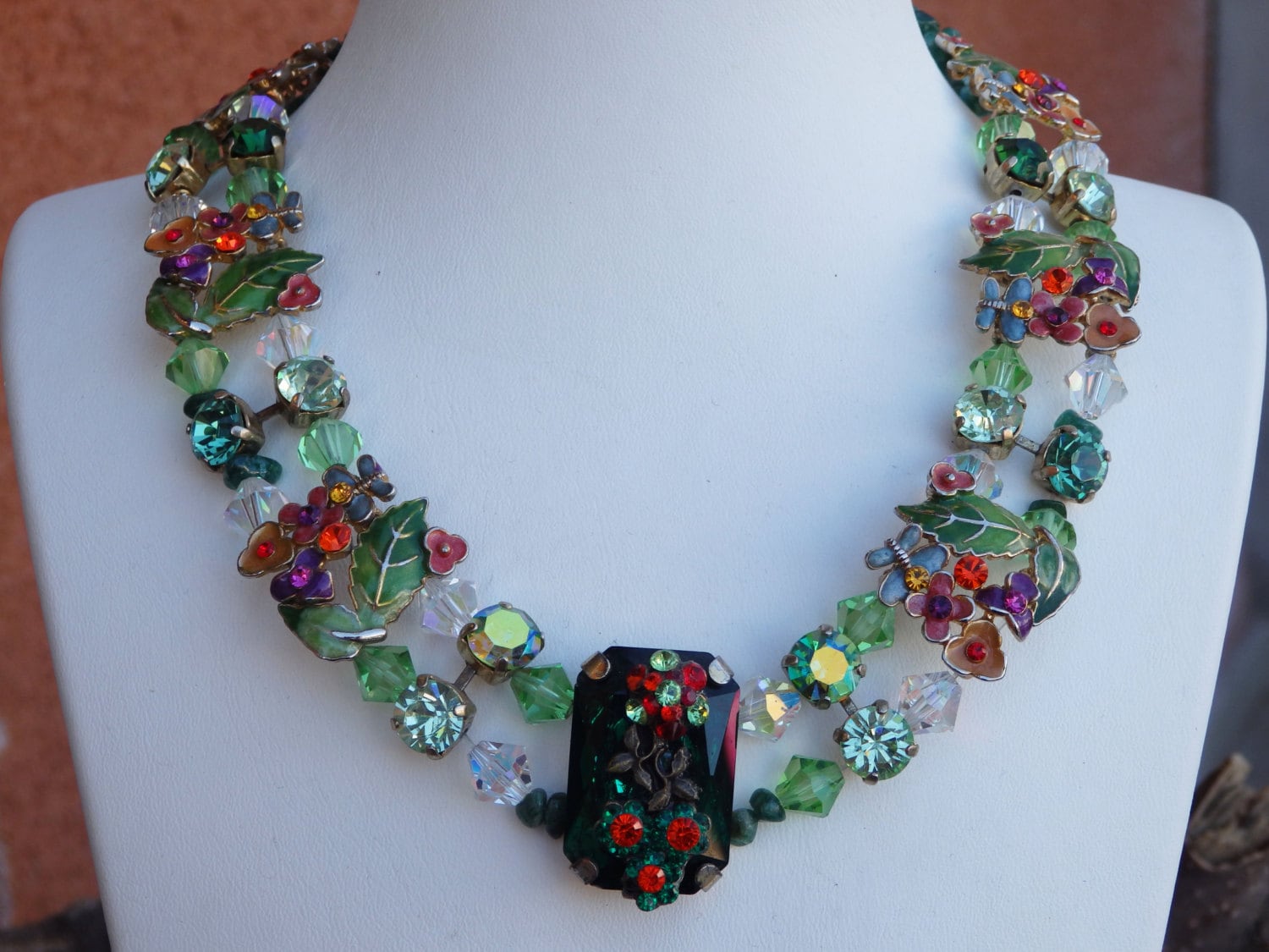 Grüne Halskette. Emaille Blumen-Unikatschmuck. Cocktail Schmuck Smaragd Kristalle Abschlussball Schmuck. Besonderes Geschenk von rebekajewelry