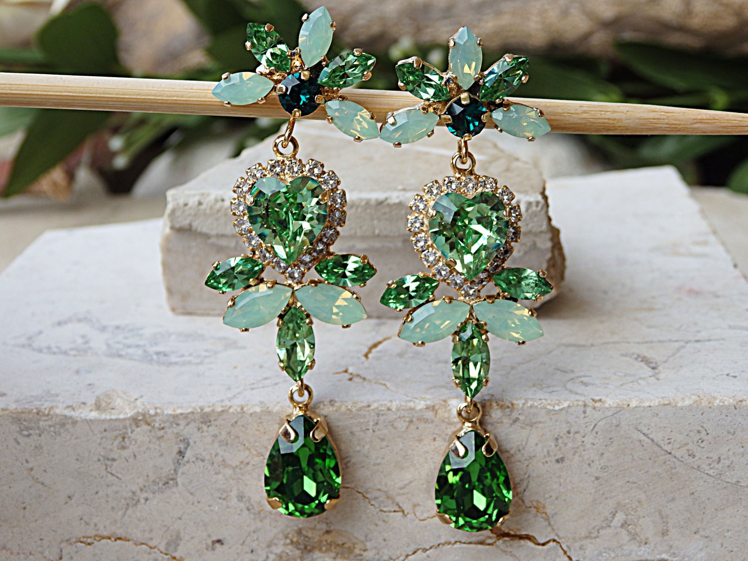 Grüne Kristallherz-Leuchter-Ohrringe Brautjungfer-Abschlussball-Schmuck von rebekajewelry