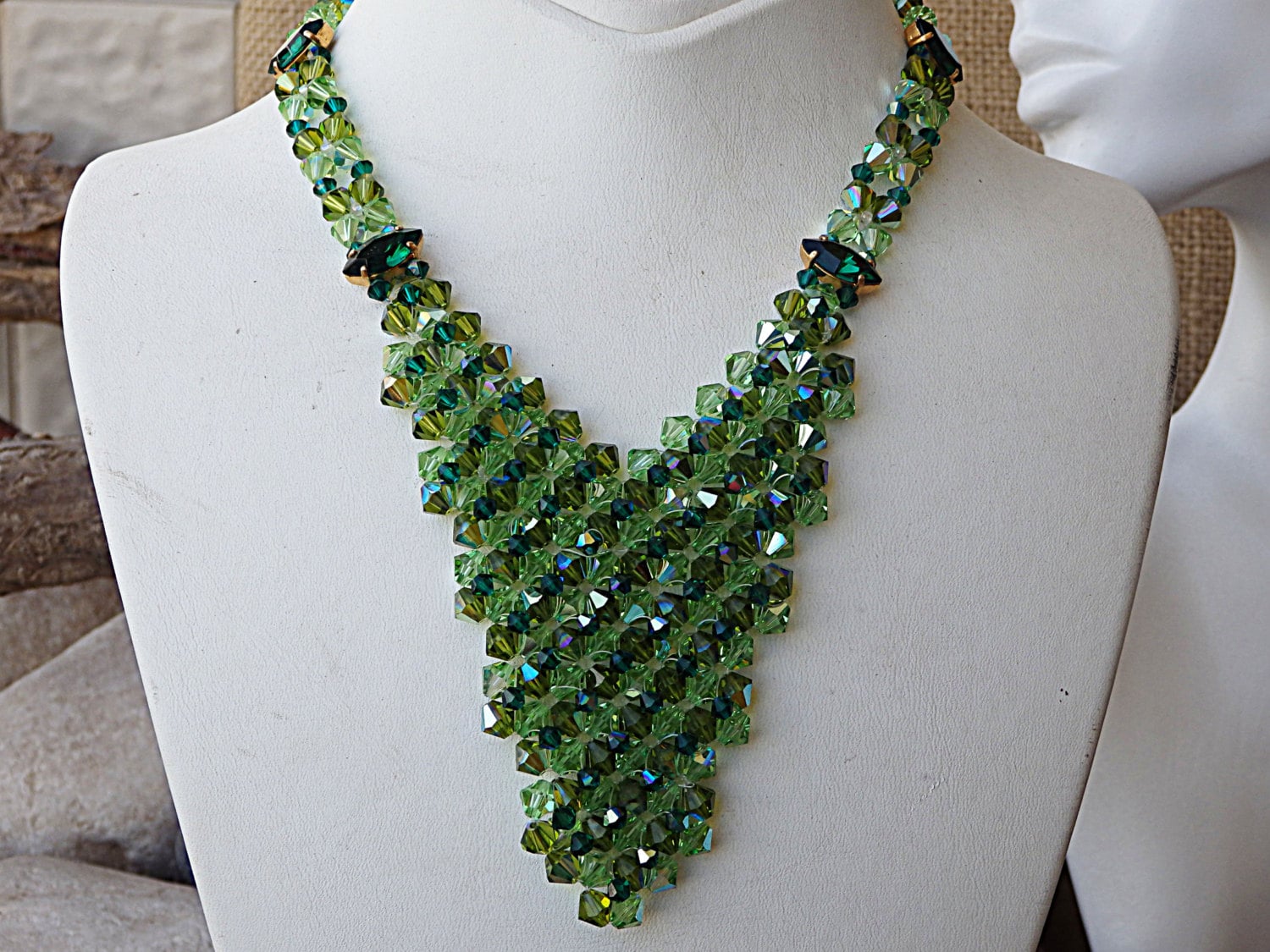 Grüne Perlen-Halskette, Smaragd-Abend-Halskette, Handgemacht, Krawatten-Cocktail-Halskette, Mutige Halskette von rebekajewelry