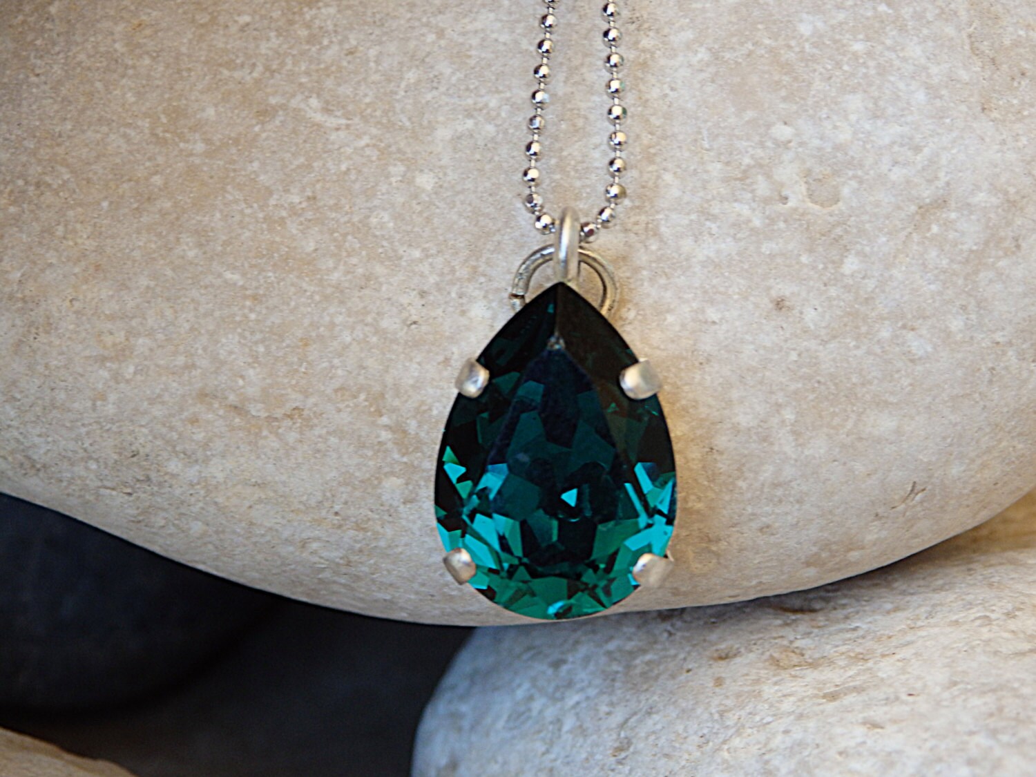 Grüner Smaragd Tropfenförmiger Anhänger, Silber Teardrop Anhänger Halskette, Einfache Grüne Kristallhalskette, Hochzeitsgeschenk von rebekajewelry