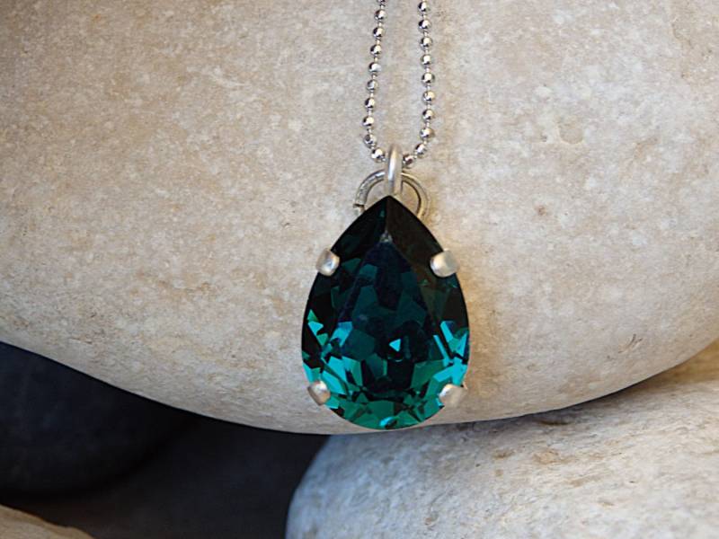 Grüner Smaragd Tropfenförmiger Anhänger, Silber Teardrop Anhänger Halskette, Einfache Grüne Kristallhalskette, Hochzeitsgeschenk Grüner Smaragd Tropfenförmiger Anhänger, Silber Teardrop Anhänger Halskette, Einfache Grüne Kristallhalskette, Hochzeitsgeschenk von rebekajewelry