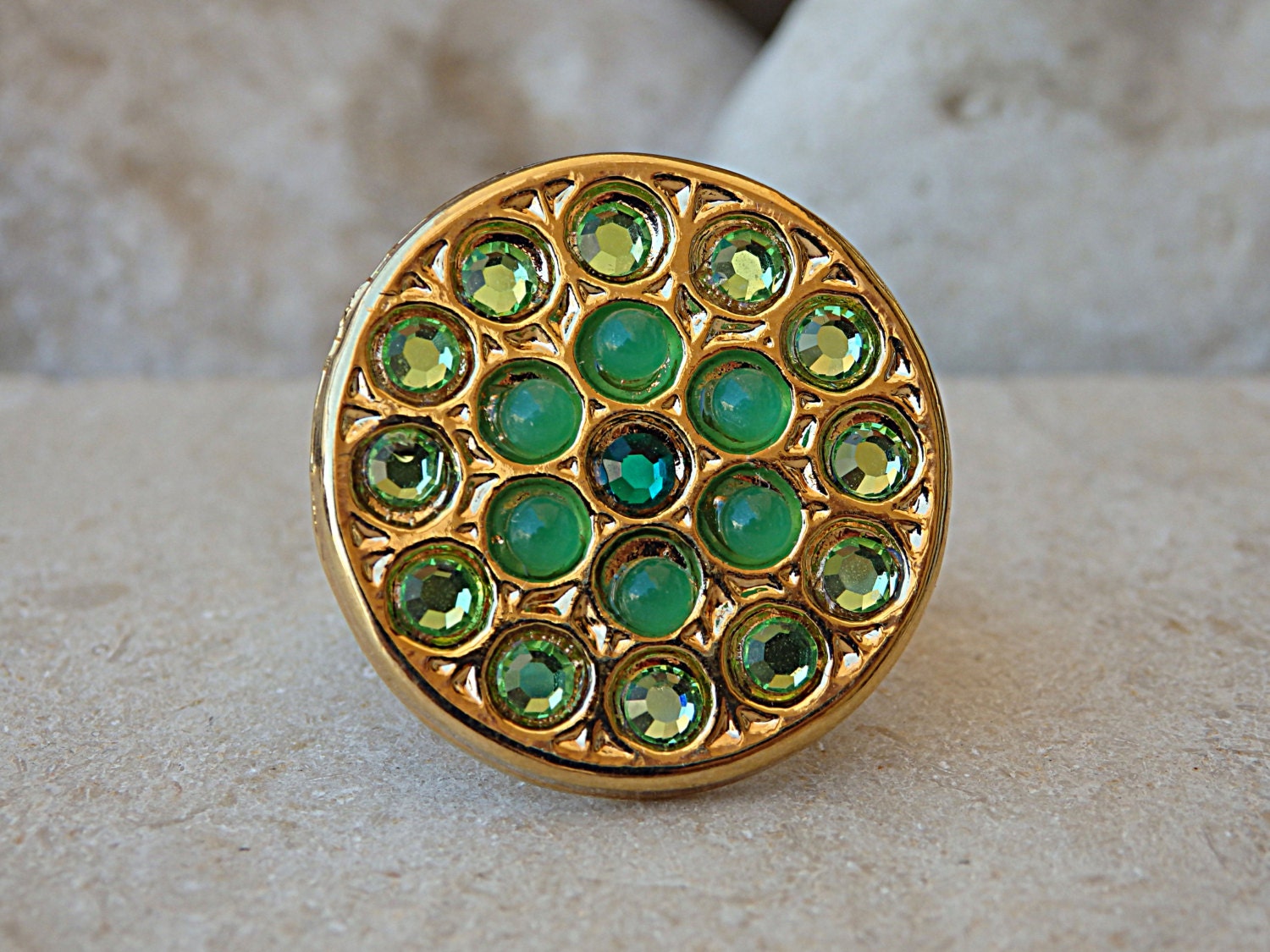 Grüner Kristallring, Cocktailkristalle Ring, Multistein-Goldring, Smaragdaussagering, Rhinestone-Goldfrauen-Flacher Kreis Ringgeschenk von rebekajewelry