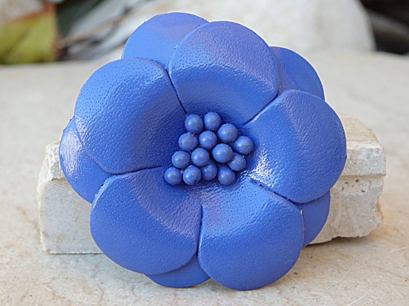 Handgefertigte Blau Leder Blumen Brosche - Geschenk Für Sie von rebekajewelry