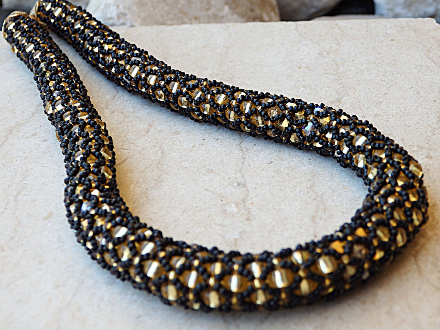 Handgemachte Halskette. Perlenkette. Schwarz-Goldene Mutter Des Bräutigams Der Braut Abschlussball-Halskette von rebekajewelry