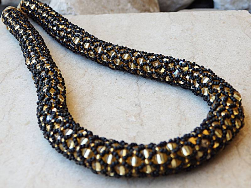 Handgemachte Halskette. Perlenkette. Schwarz-Goldene Mutter Des Bräutigams Der Braut Abschlussball-Halskette von rebekajewelry