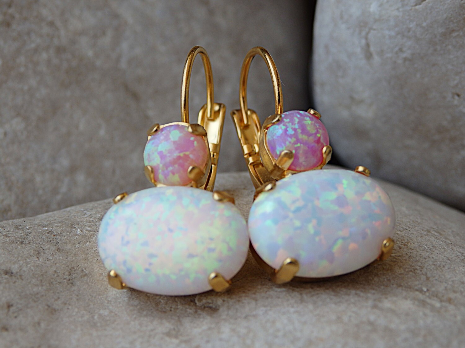 Hochzeits-Ohrringe Für Die Braut. Rosa Und Weiße Opal Ohrringe, Oktober Birthstone, Drop Two Tone Feueropal Schmuck. Goldfarbener Rahmen von rebekajewelry