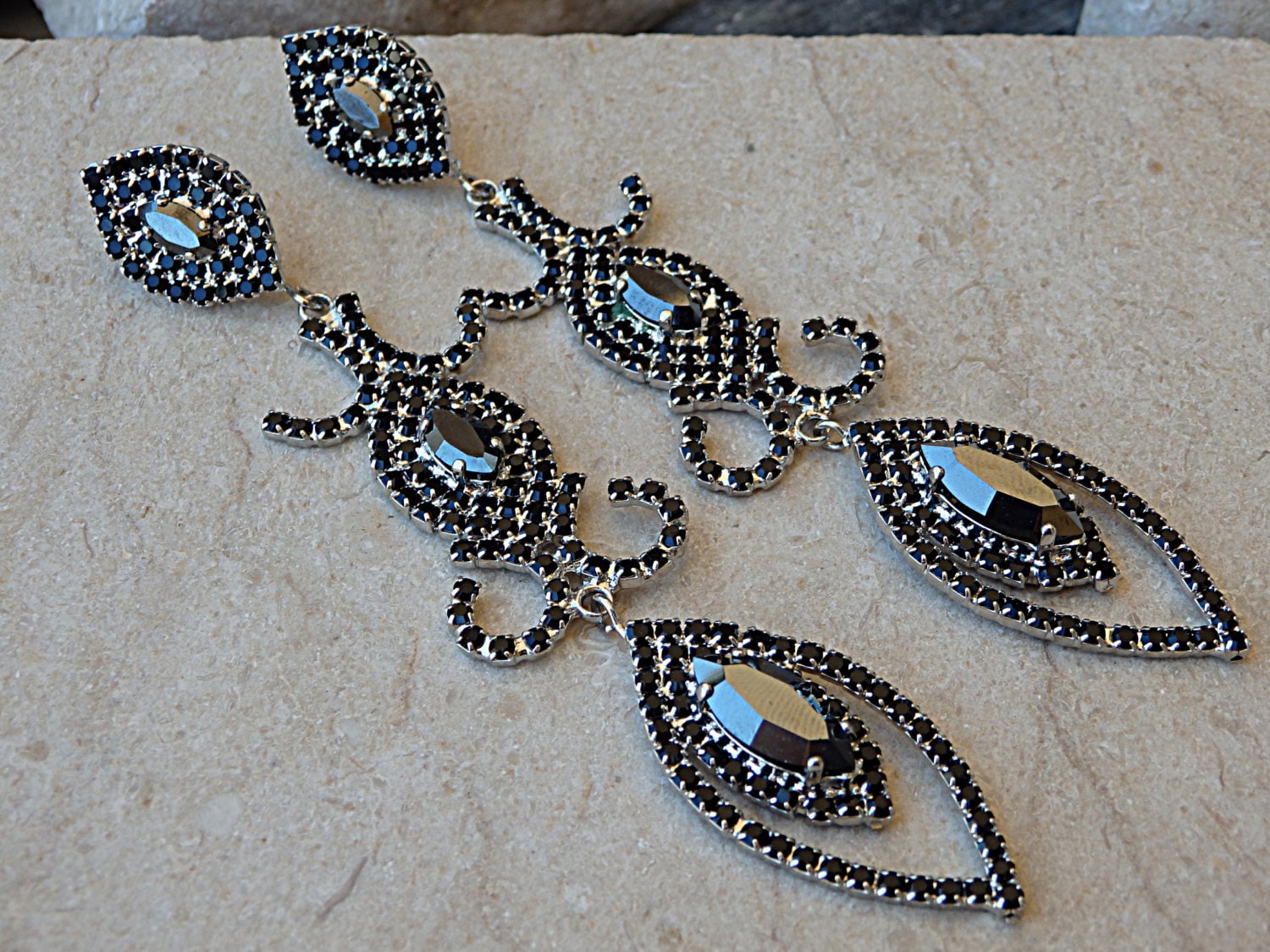 Hämatit Chandelier Ohrringe Schwarze Kristall Schulter Dusters von rebekajewelry